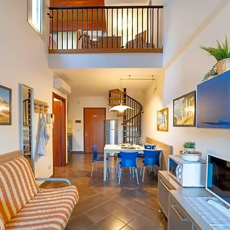 Spacious On 2 Levels With Balcony Μπιμπιόνε