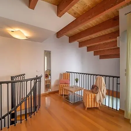 Spacious On 2 Levels With Balcony Μπιμπιόνε
